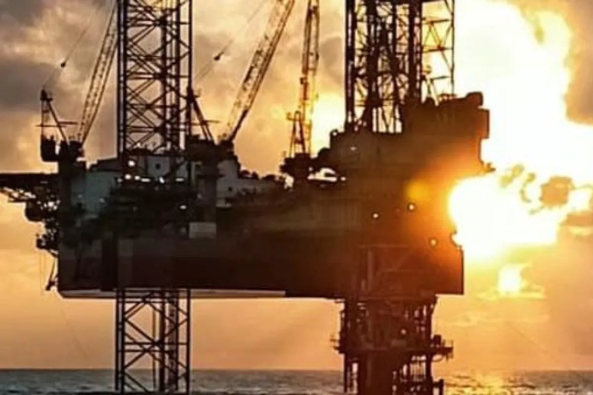 Pasokan Melimpah, Harga Minyak Brent dan WTI Kembali Terkoreksi