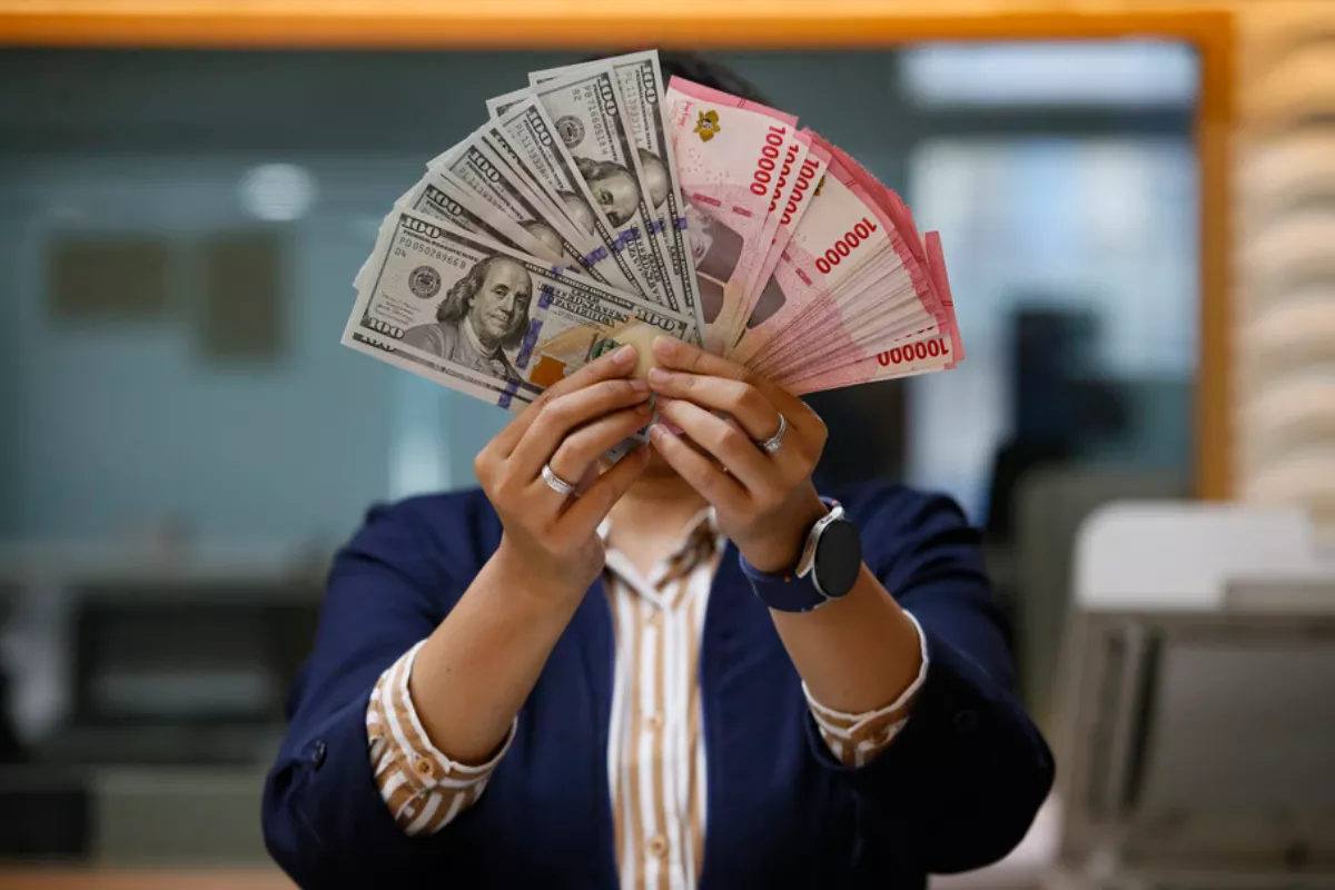 Kurs Dolar AS di Empat Bank Besar Per Senin 27 Juli 2026 Saat Rupiah Turun