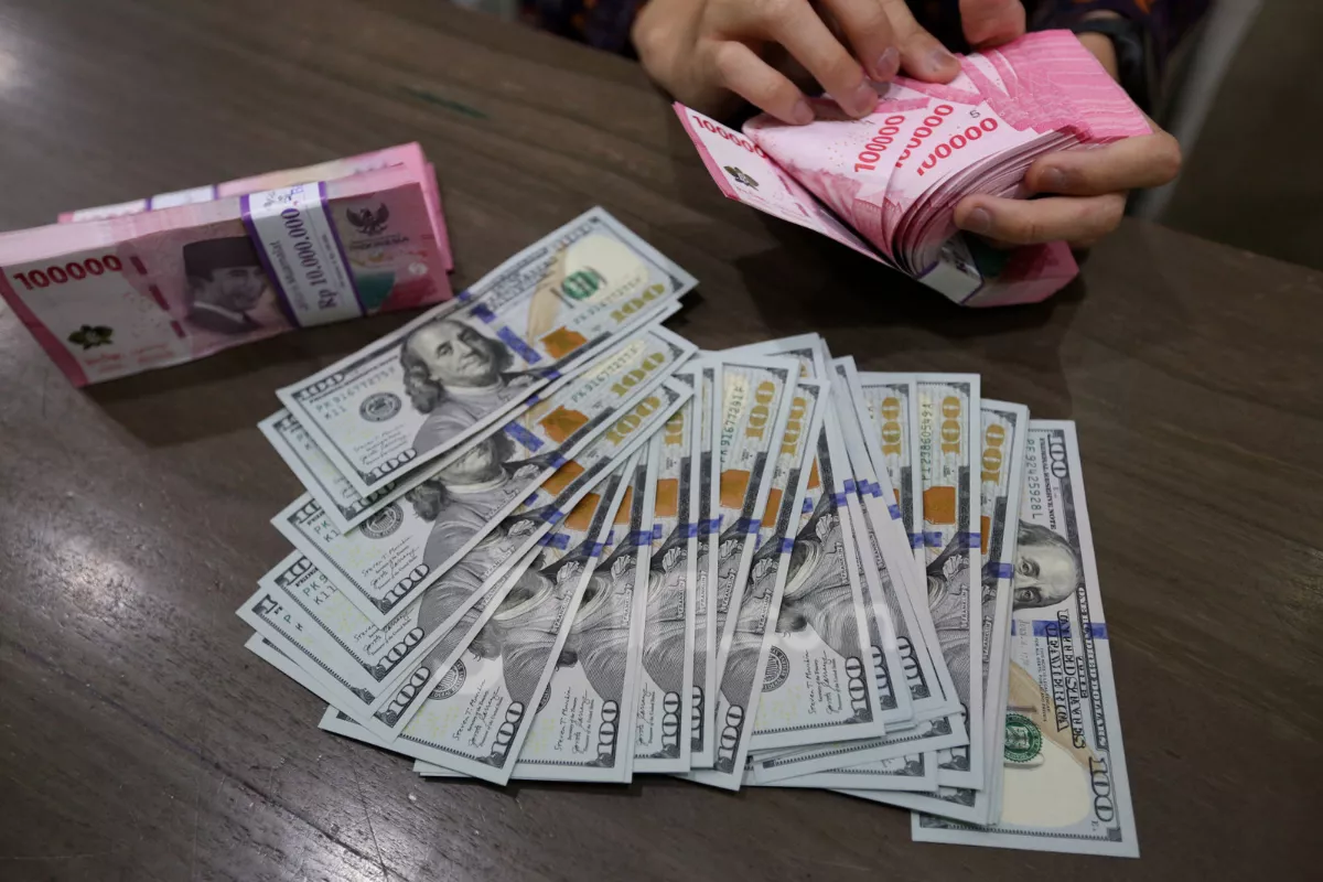 Rupiah Menguat 4 Hari Beruntun Ditutup ke Rp 17.755 per Dolar AS