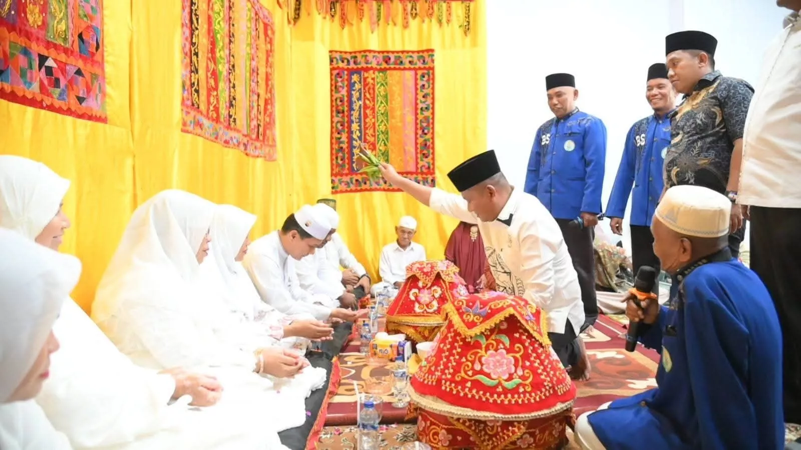 Wali Kota Sibolga Lepas Calon Jemaah Haji HIKKBAR Melalui Tepung Tawar