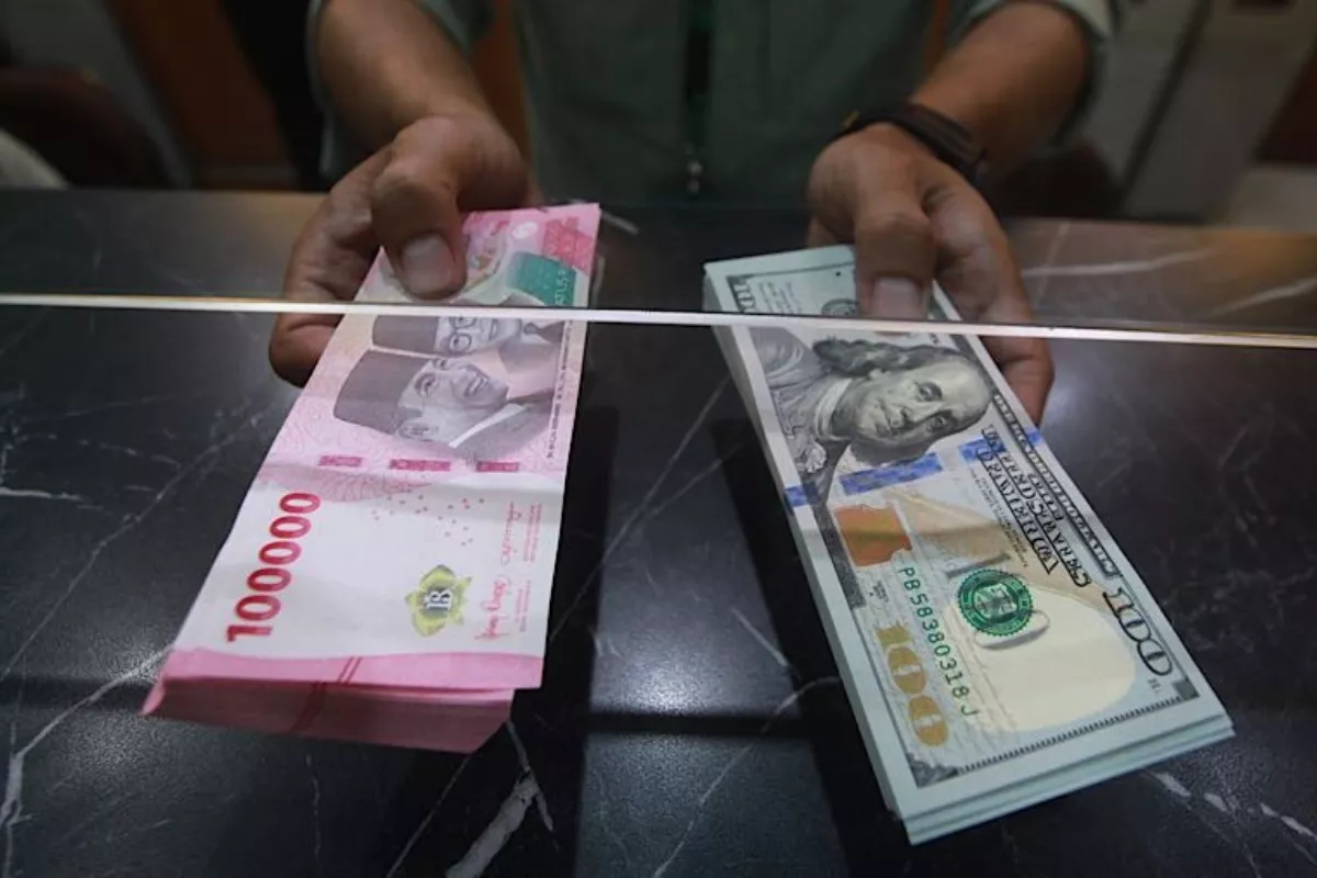 Pengamat Sebut Kurs Rupiah Berpotensi Uji Level Rp17.650 Per Dolar AS