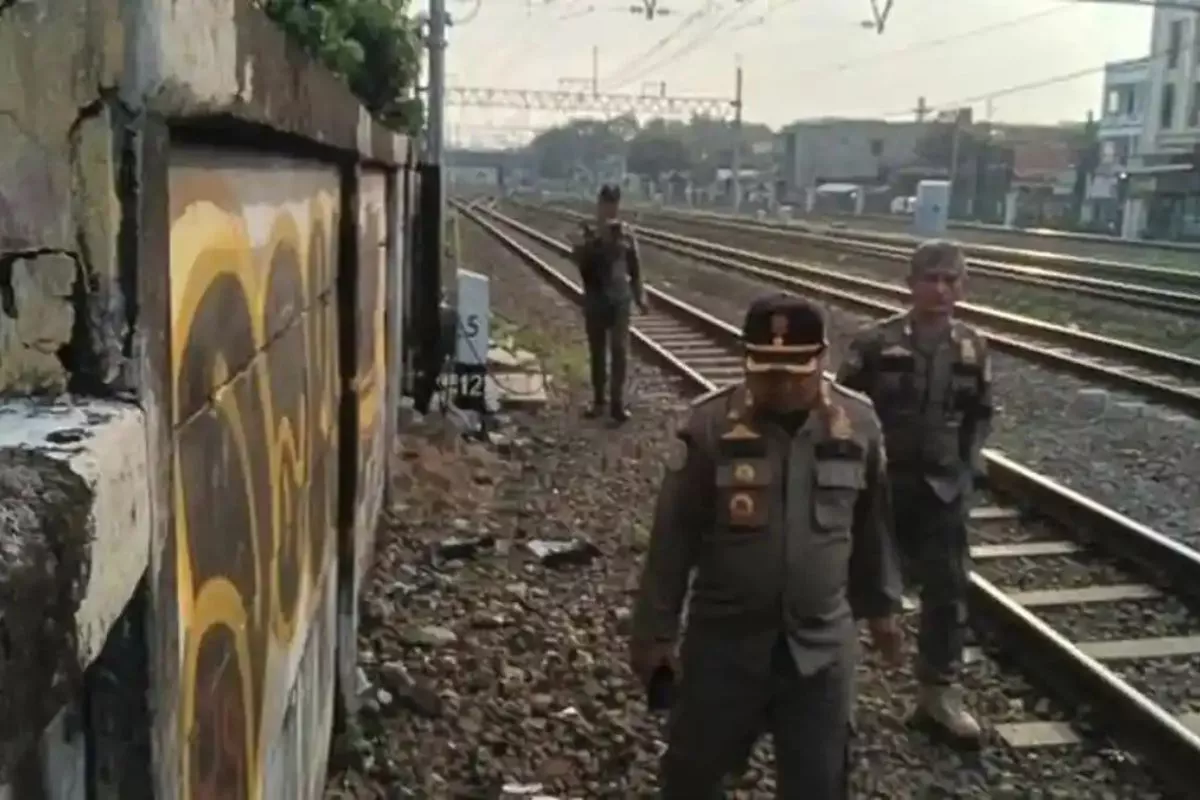 Viral Video Asusila, Satpol PP Tutup Akses Rel Stasiun Jatinegara