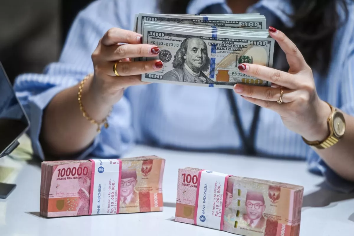Rupiah Dibuka Menguat, Dolar AS Turun Menjadi Rp18.040