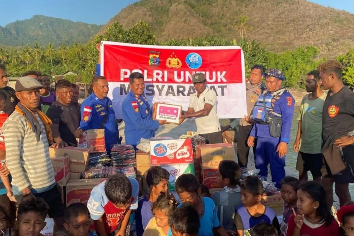 Lewat Laut, Polri Tembus Daerah Terisolasi Dampak Gempa NTT