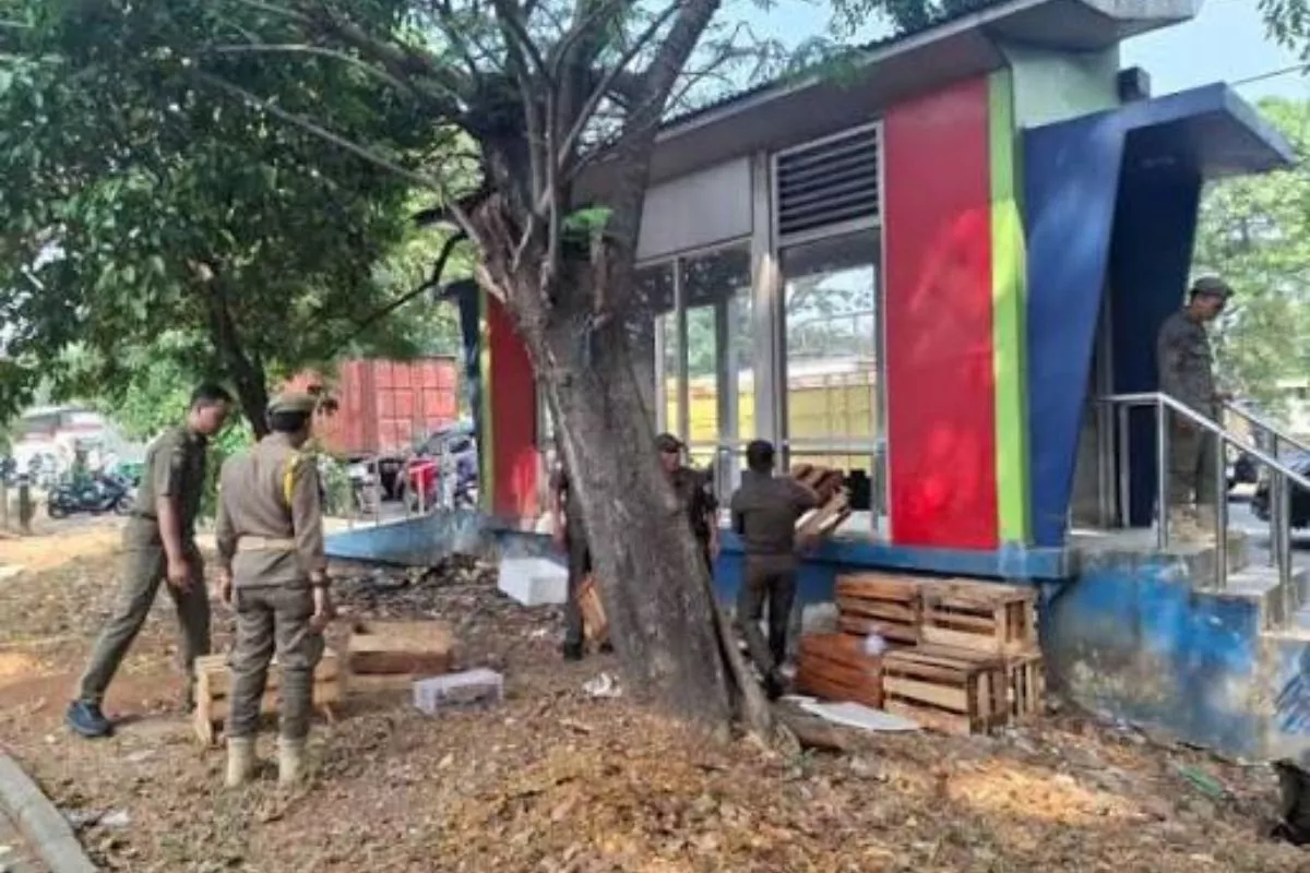 Tertibkan PKL Liar, Satpol PP Tangerang Amankan Lapak di Bahu Jalan