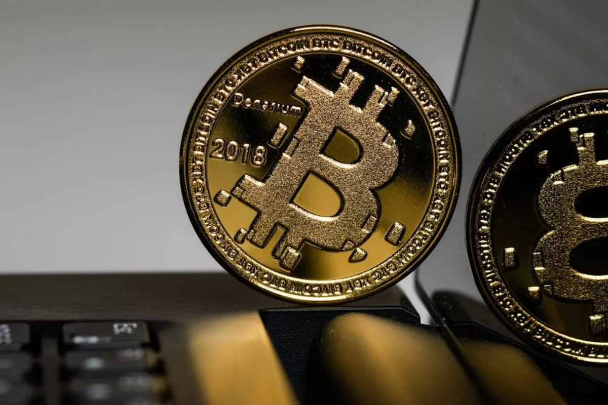 Bitcoin Jatuh ke Rp1,12 Miliar Terseret Aksi Jual Saham Teknologi