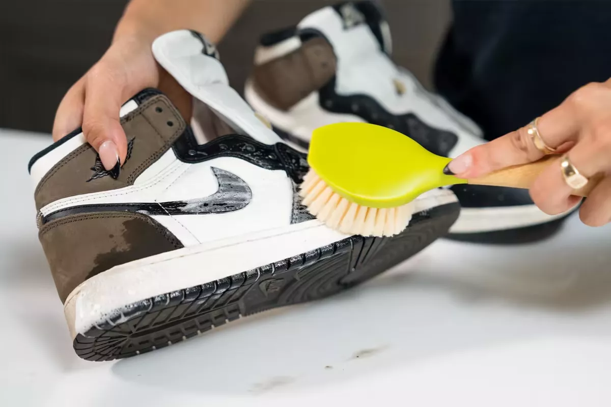 Panduan Lengkap Cara Merawat Sneakers Agar Awet