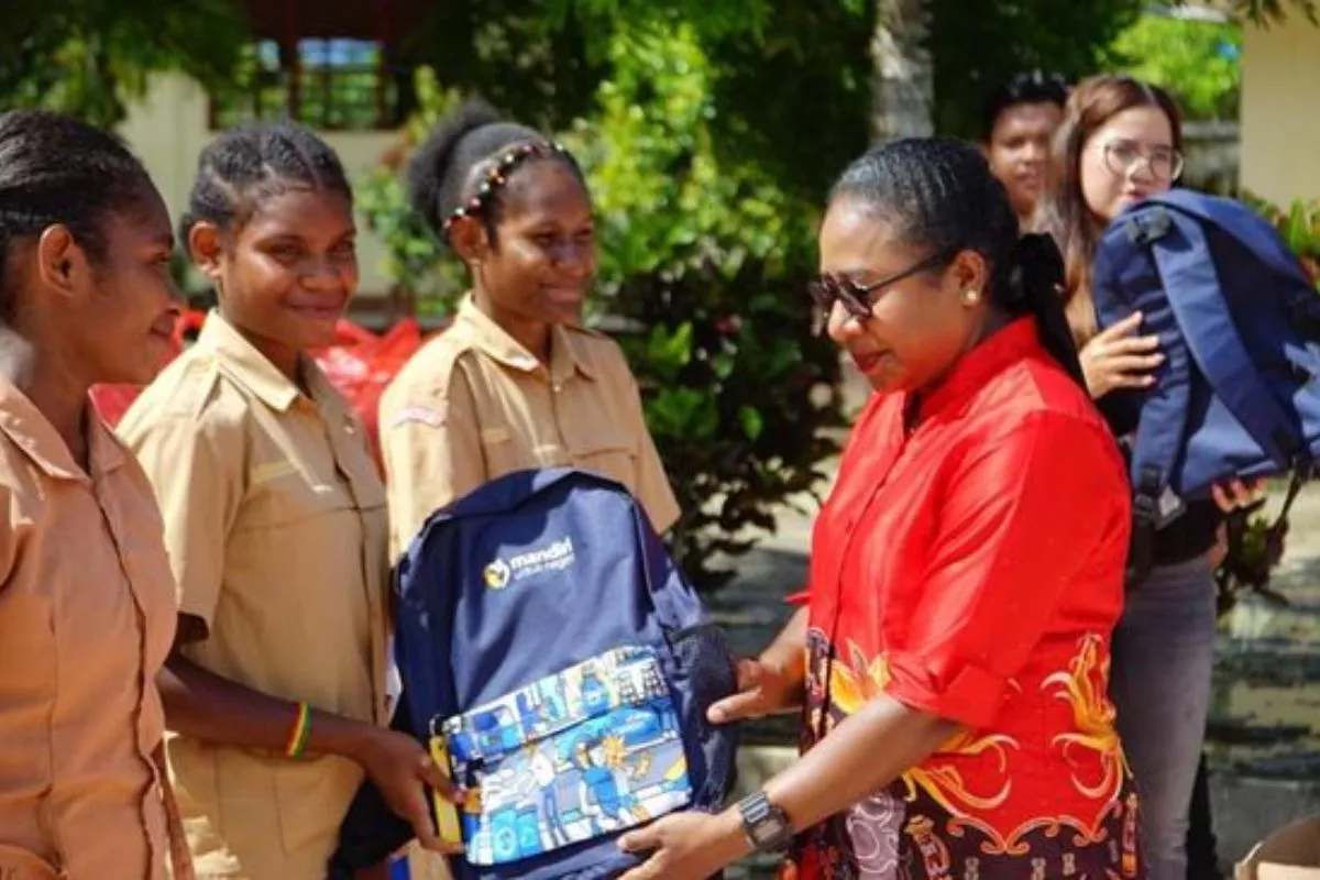 Dukung Pendidikan Bank Mandiri Bagikan 2.800 Paket Buku untuk Pelajar