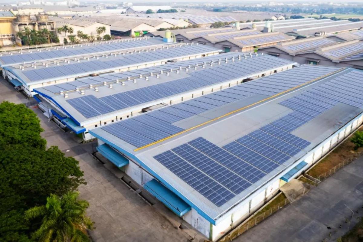 Tingkatkan Energi Bersih, APL Operasikan PLTS Atap di Jawa Timur