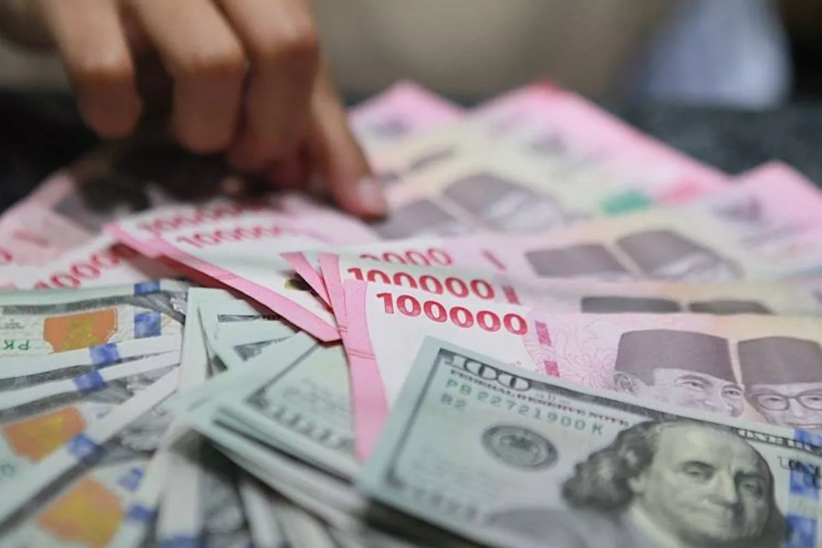 Awal Pekan: Rupiah Lesu ke Rp17.997 per Dolar AS, IHSG Sukses Rebound
