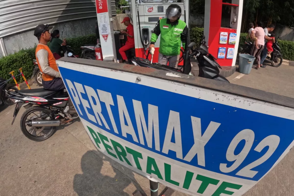 Pertamax Mahal, Anak Muda di Jakarta Pilih Naik Transjakarta dan KRL