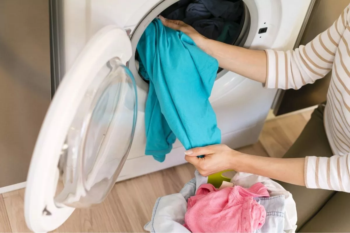 Tips Ampuh Hilangkan Bau Tak Sedap pada Pakaian Pasca Liburan
