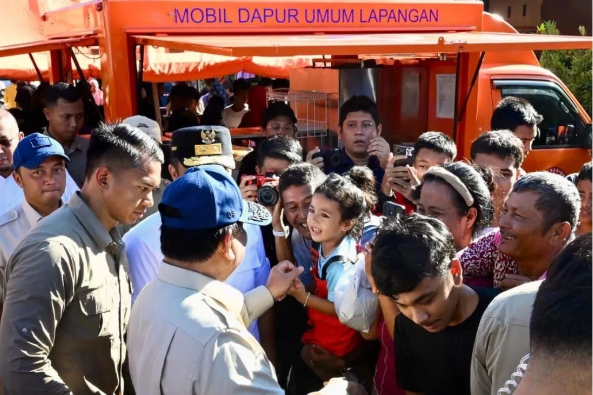 Kunjungi Pengungsi Gempa NTT, Presiden Prabowo Canda Tawa dengan Anak
