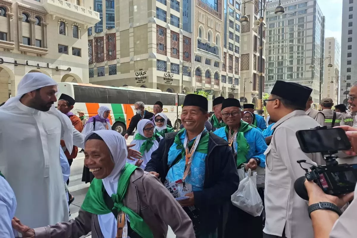 Suasana Haru Saat Jemaah Haji Indonesia Tinggalkan Madinah