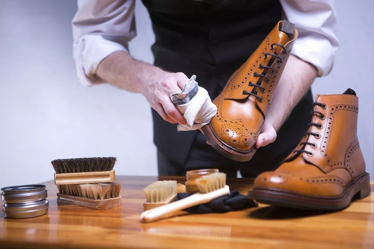 Cara Membersihkan Sepatu Kulit Sesuai Jenis Kulitnya yang Benar
