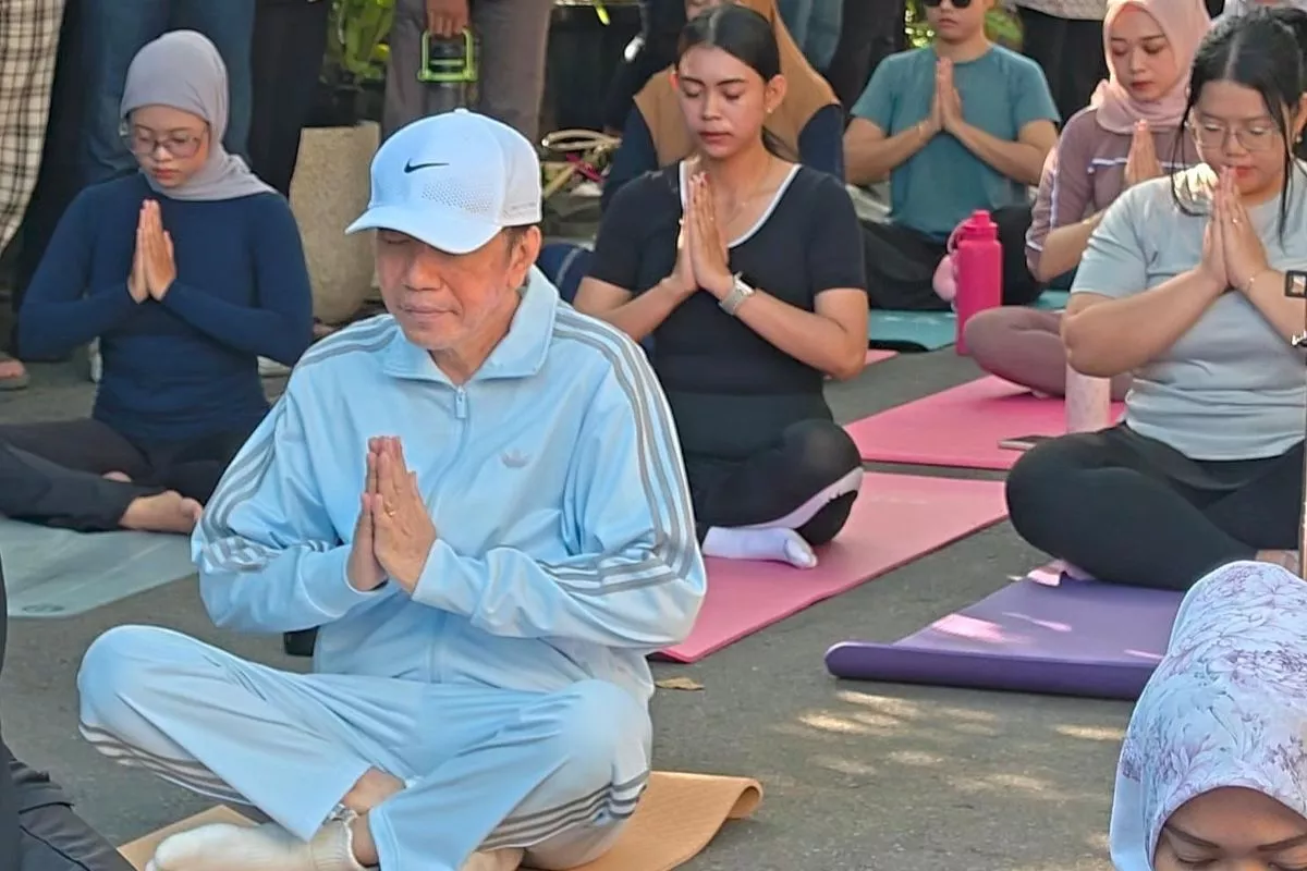 Jokowi Ikut Yoga Bareng Warga di Depan Rumahnya, Mengaku Segar