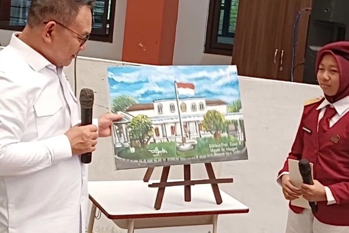 KSP Dudung Apresiasi Lukisan Jiwa Juang Siswi Sekolah Rakyat