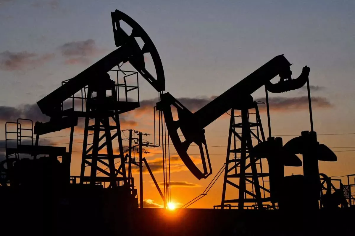 Harga Minyak Tetap Bertahan di Atas US$ 100 Meski Alami Koreksi