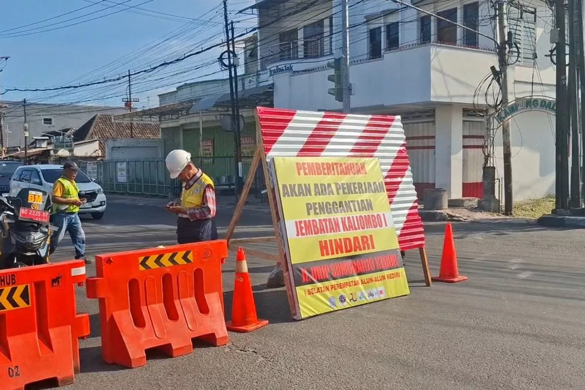 Hindari Macet, Warga Kediri Pilih Perahu Tambang Pasca Jembatan Ditutup