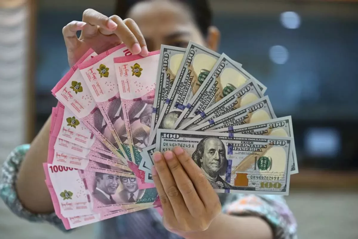 Rupiah Melemah ke Rp17.670 per Dolar AS Akibat Tekanan Sentimen Global
