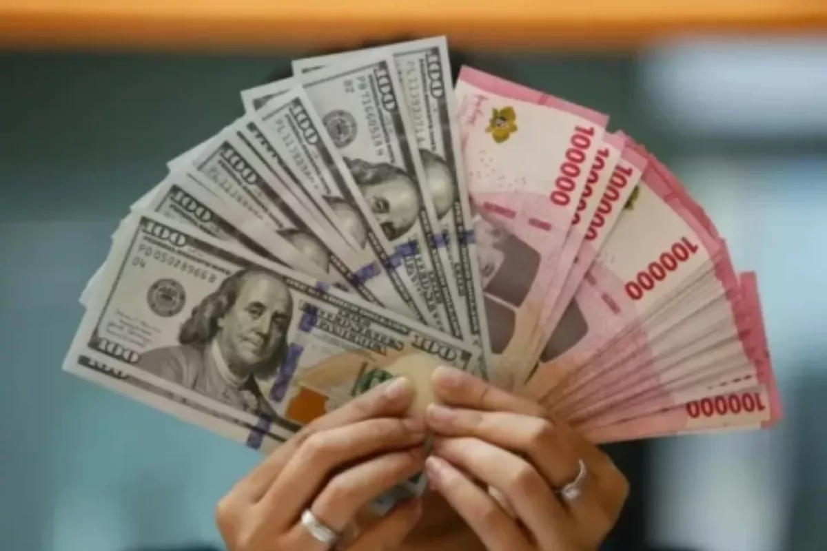Nilai Tukar Rupiah Menguat Tipis Ketika IHSG Berakhir pada Zona Merah
