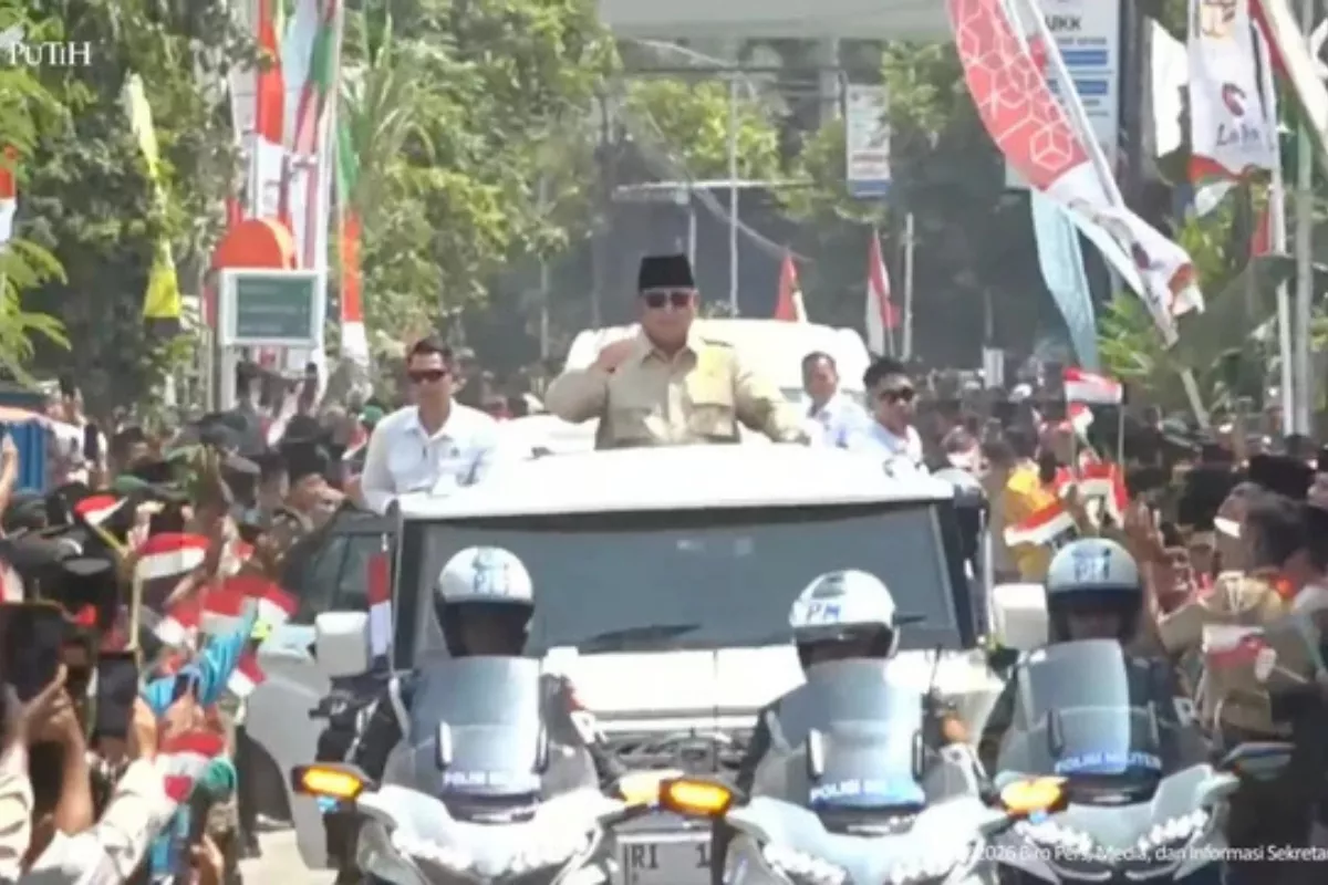 Hadiri 1 Abad Gontor, Prabowo Sapa Santri dari Atas Mobil Maung