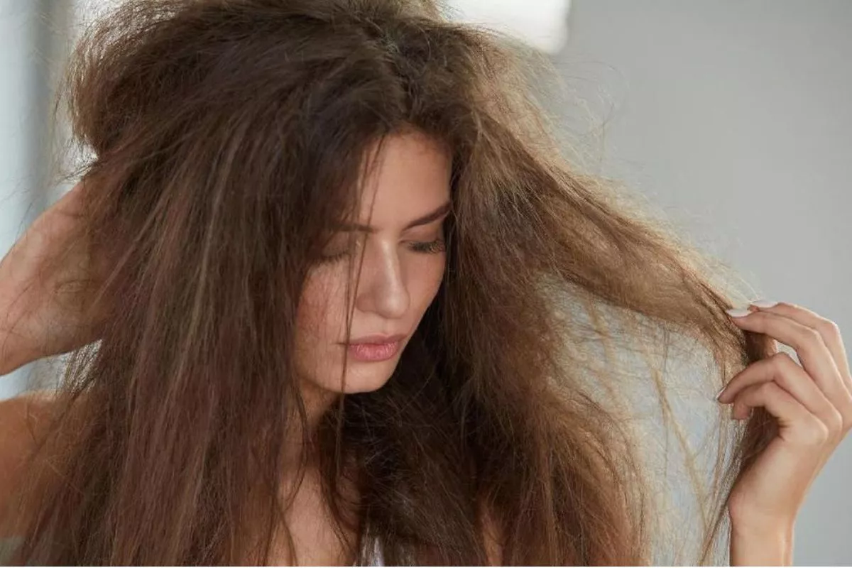 Tips Mengatasi Rambut Kering dan Kusut Agar Kembali Sehat dan Lembap
