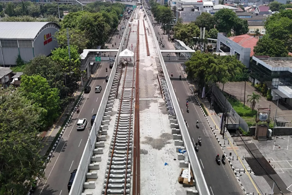 Progres LRT Jakarta Fase 1B Capai Tahap Test Track 3,6 Km