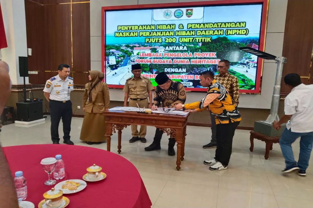 Pati Terima Hibah 20 Unit Lampu Tenaga Surya untuk Terangi Desa