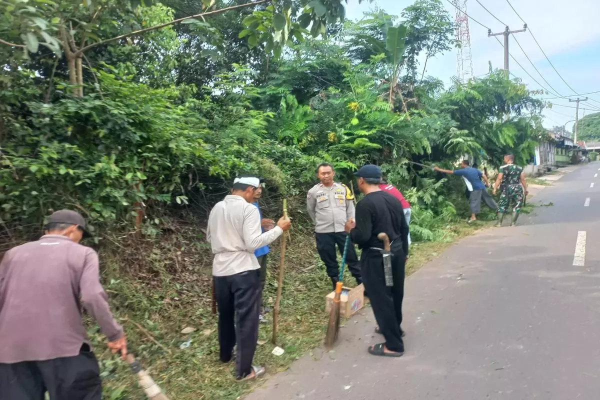 Sinergi Bhabinkamtibmas Polsek Bungursari Bersama Warga Kerja Bakti
