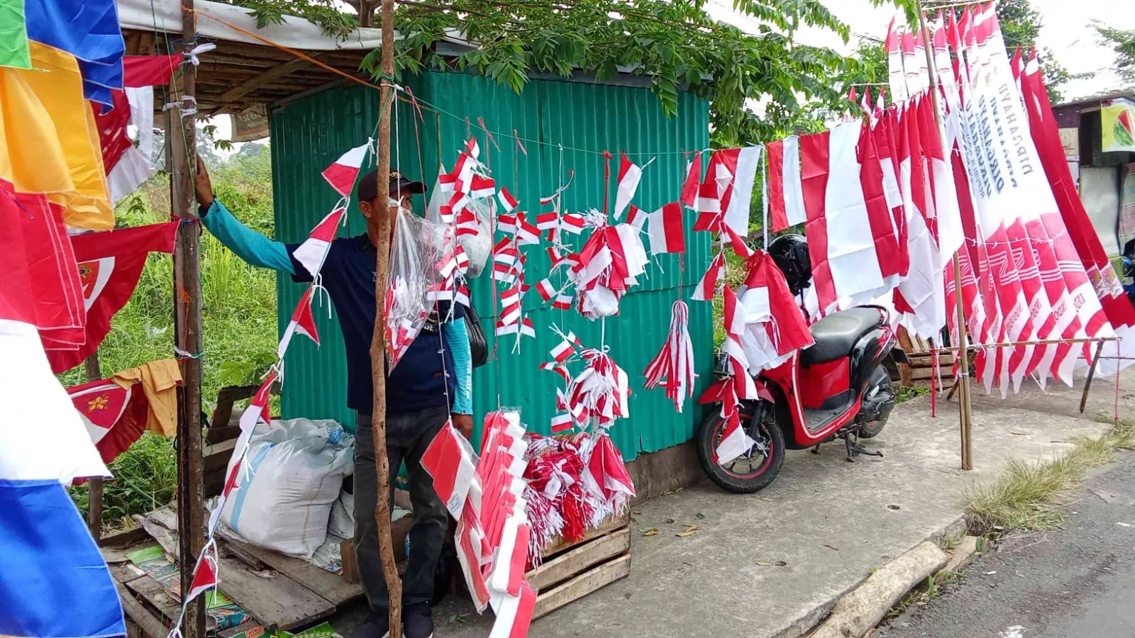 Omzet Pedagang Bendera Merah Putih Menurun Menjelang Peringatan HUT RI