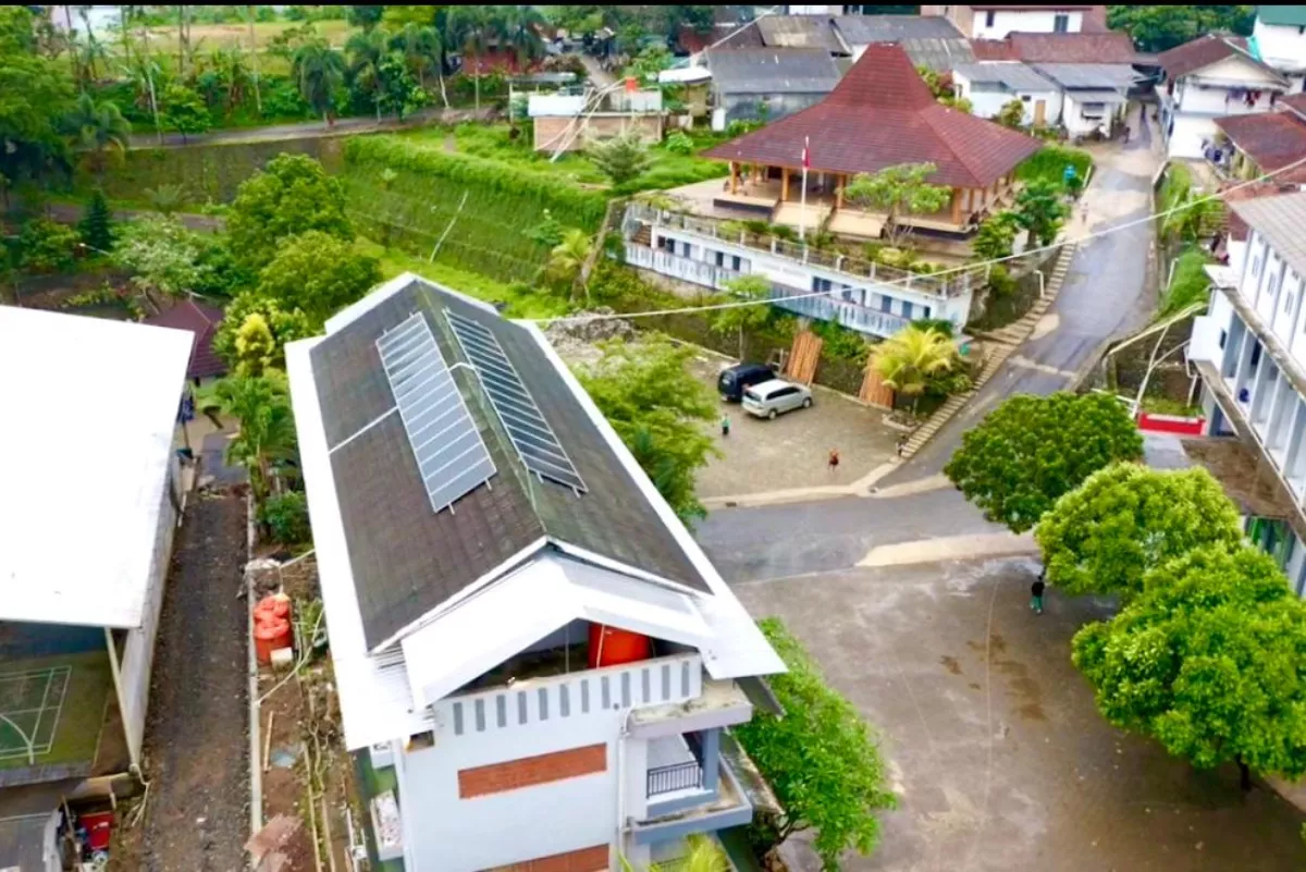 Pemprov Jateng Hibahkan PLTS Rp130 Juta ke Lima Pesantren
