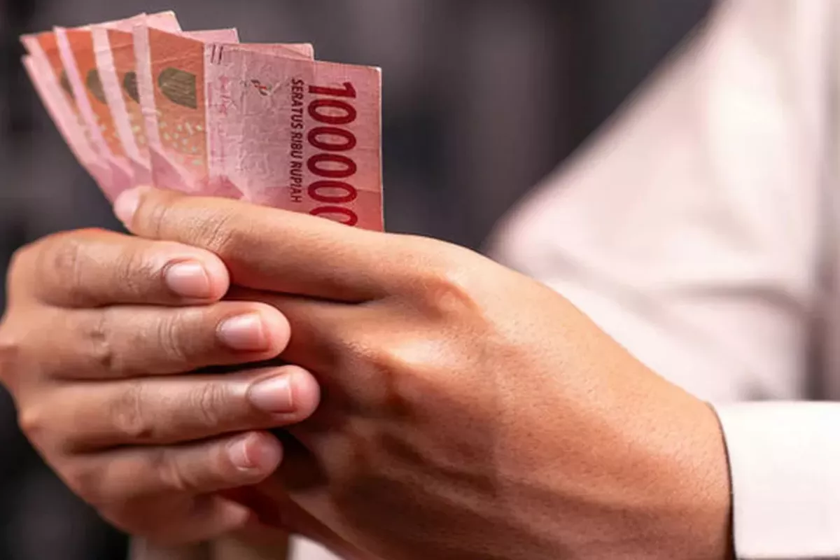 Rupiah Diprediksi Melemah Dekati Level Rp18.000 per Dolar AS Hari Ini