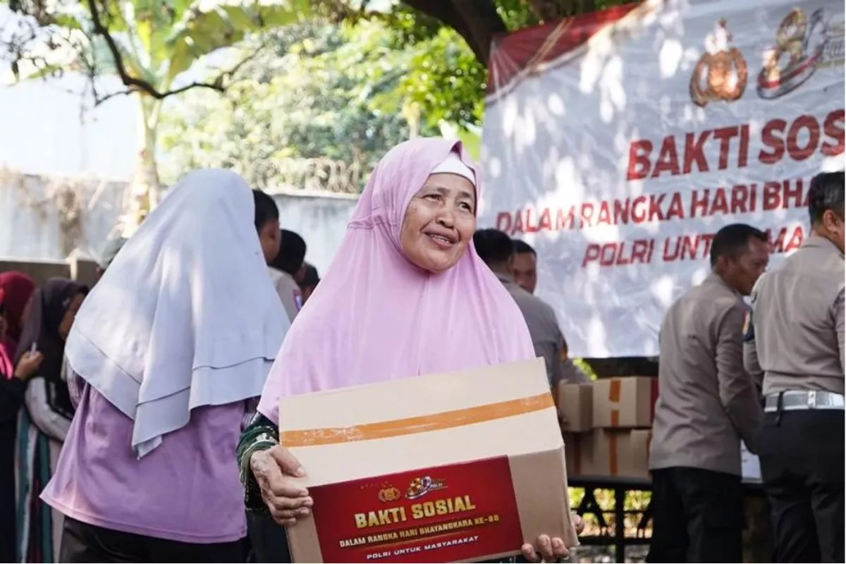 Rayakan Hari Bhayangkara Ke-80, Polri Bagikan Bansos di Cikeas Udik
