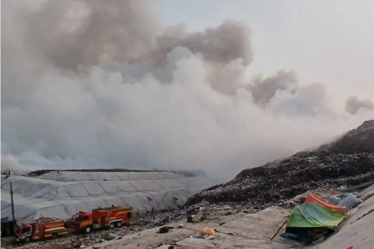 Padamkan Kebakaran TPA Jatiwaringin, Damkar Kerahkan Helikopter BNPB
