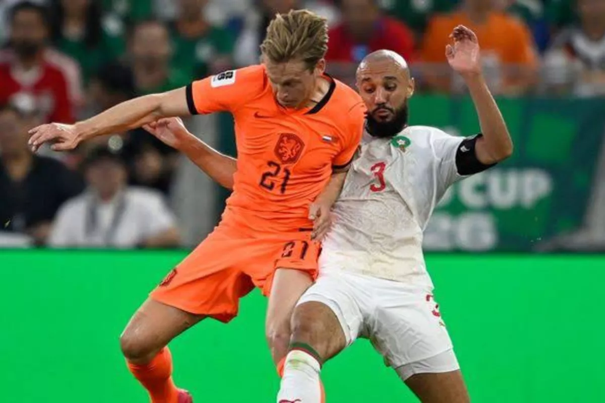 Hansi Flick Cabut Sementara Ban Kapten De Jong di Barcelona