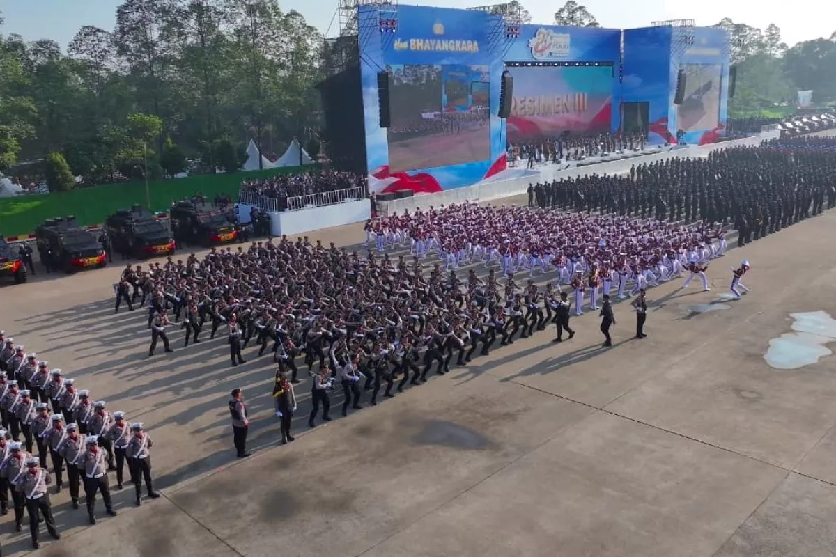 Presiden Prabowo Saksikan Peragaan dan Defile di HUT Bhayangkara
