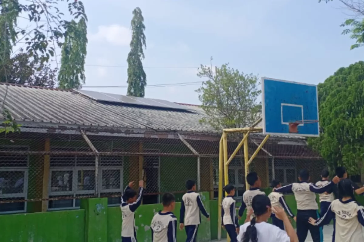 Pertamina NRE Pasang PLTS Sekolah Lewat Sekolah Energi Berdikari