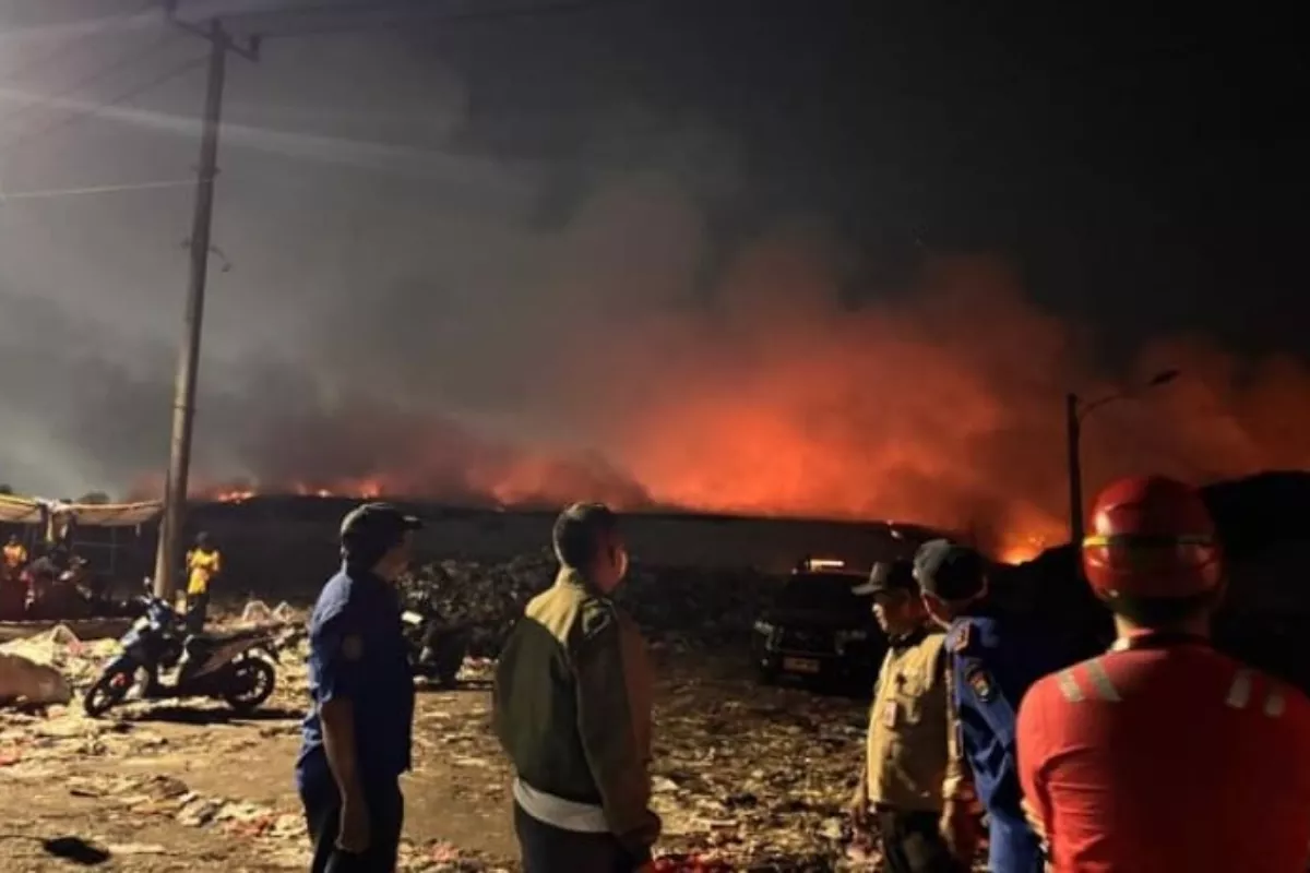 Jinakkan Kebakaran TPA Jatiwaringin, Damkar Kerahkan Helikopter BNPB