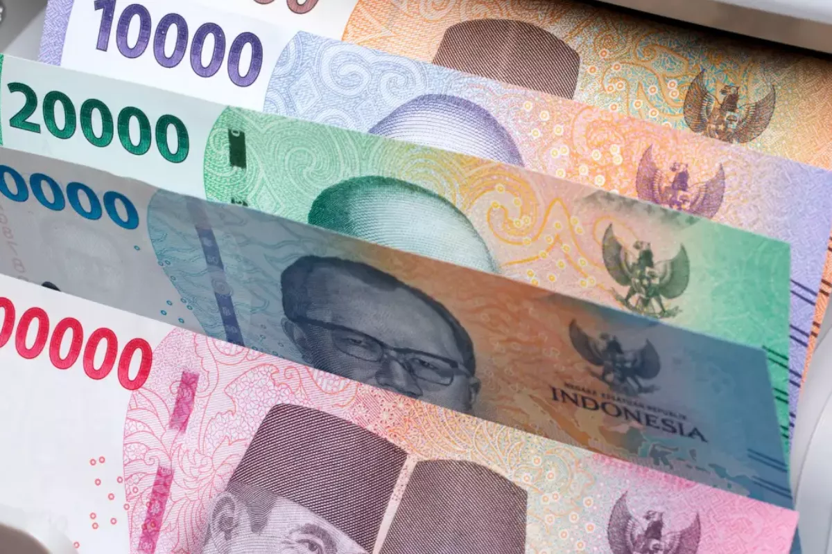 Rupiah Diproyeksikan Melemah Dekati Rp18.000 Akibat Konflik Dunia