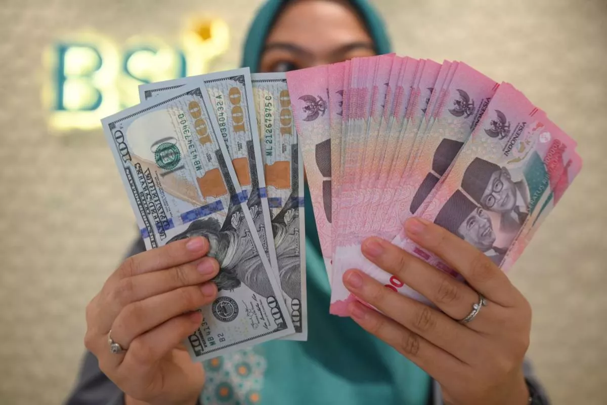 Rupiah Hari Ini 29 Mei Diproyeksi Melemah Dekati Level Rp 18.000 per Dolar