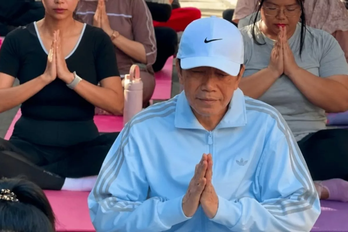Momen Seru Jokowi Ikut Yoga Dadakan Bareng Warga di Solo