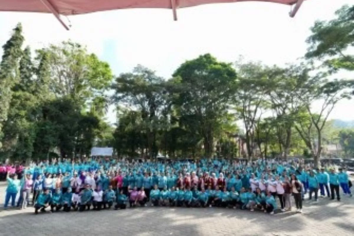 Tri Tito Karnavian Salurkan Bantuan Sekolah Rakyat di Biak Numfor