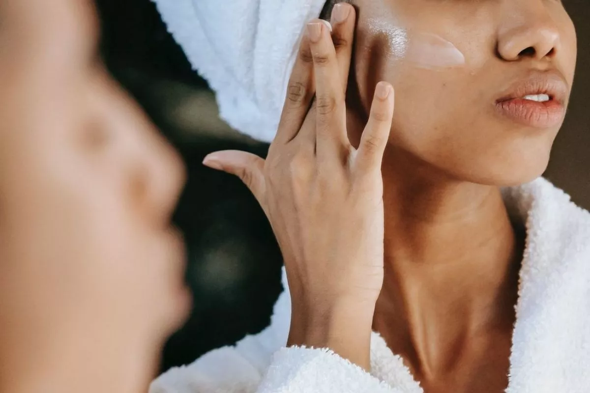 Bebas Kilap dan Jerawat, Ini 4 Urutan Skincare Kulit Berminyak