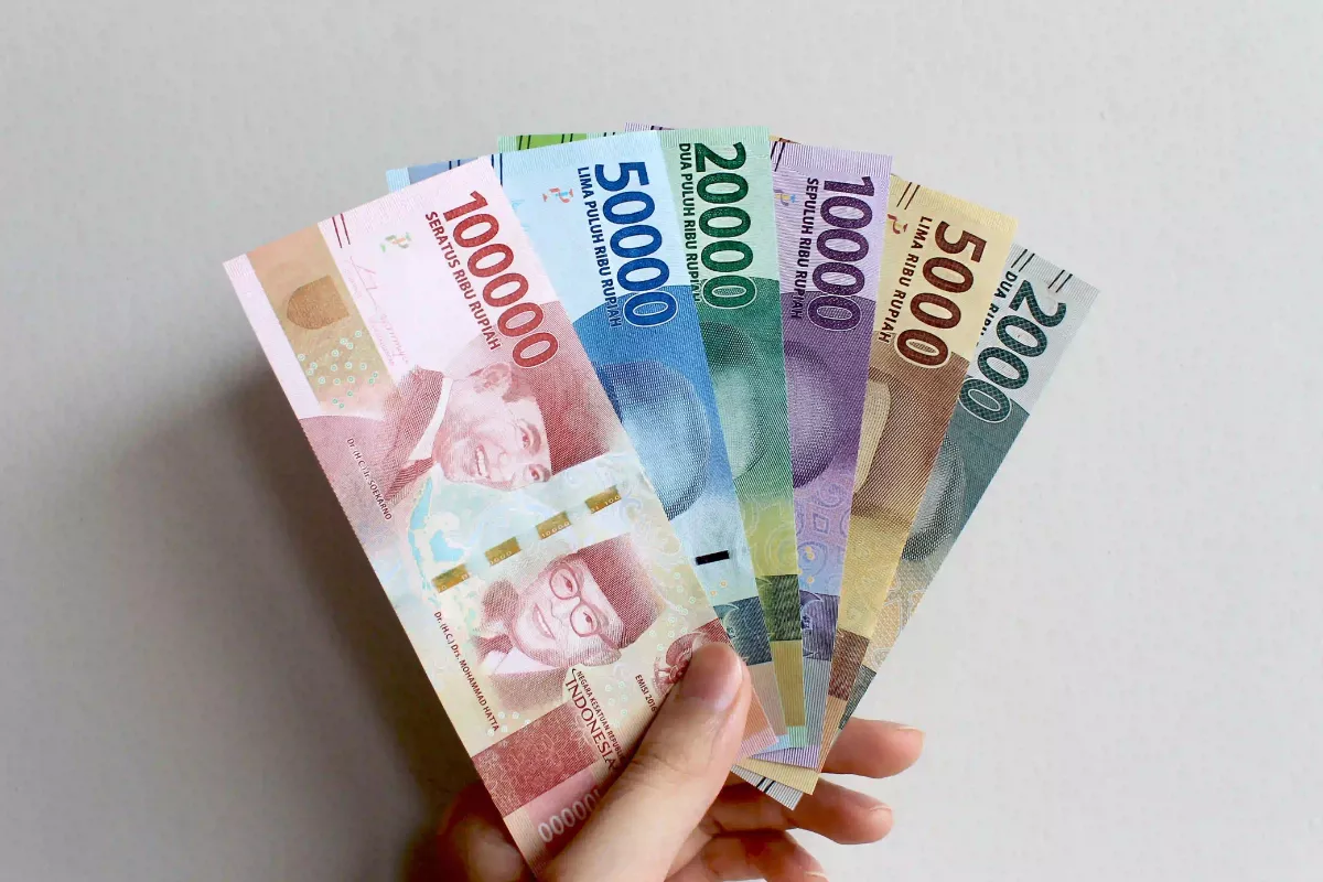 Rupiah Melemah Jelang Pembukaan Transaksi di Bank Mandiri