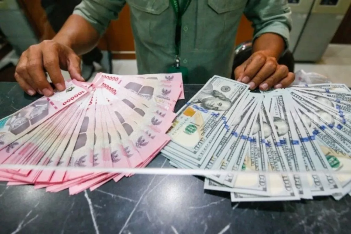 Rupiah Ditutup Melemah ke Rp17.851, Investor Wait and See RDG BI