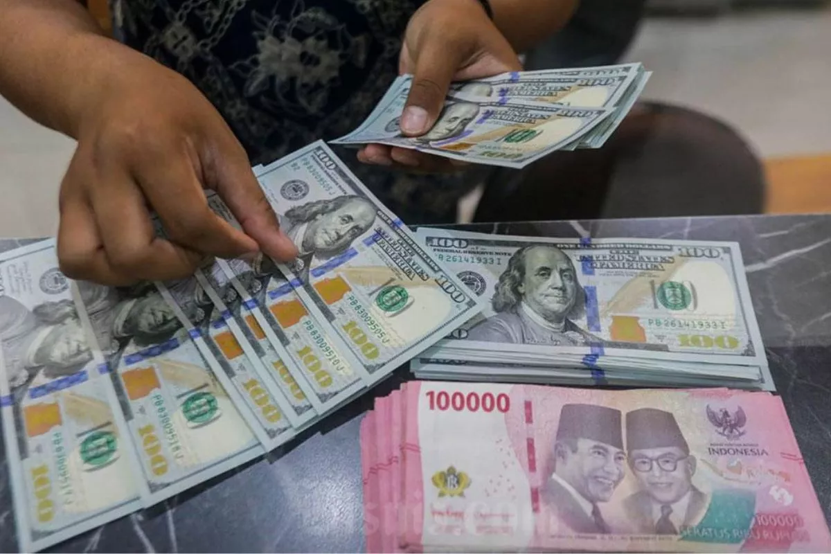 Pergerakan Rupiah Hari Ini: Sempat Anjlok Lalu Ditutup Menguat Tipis