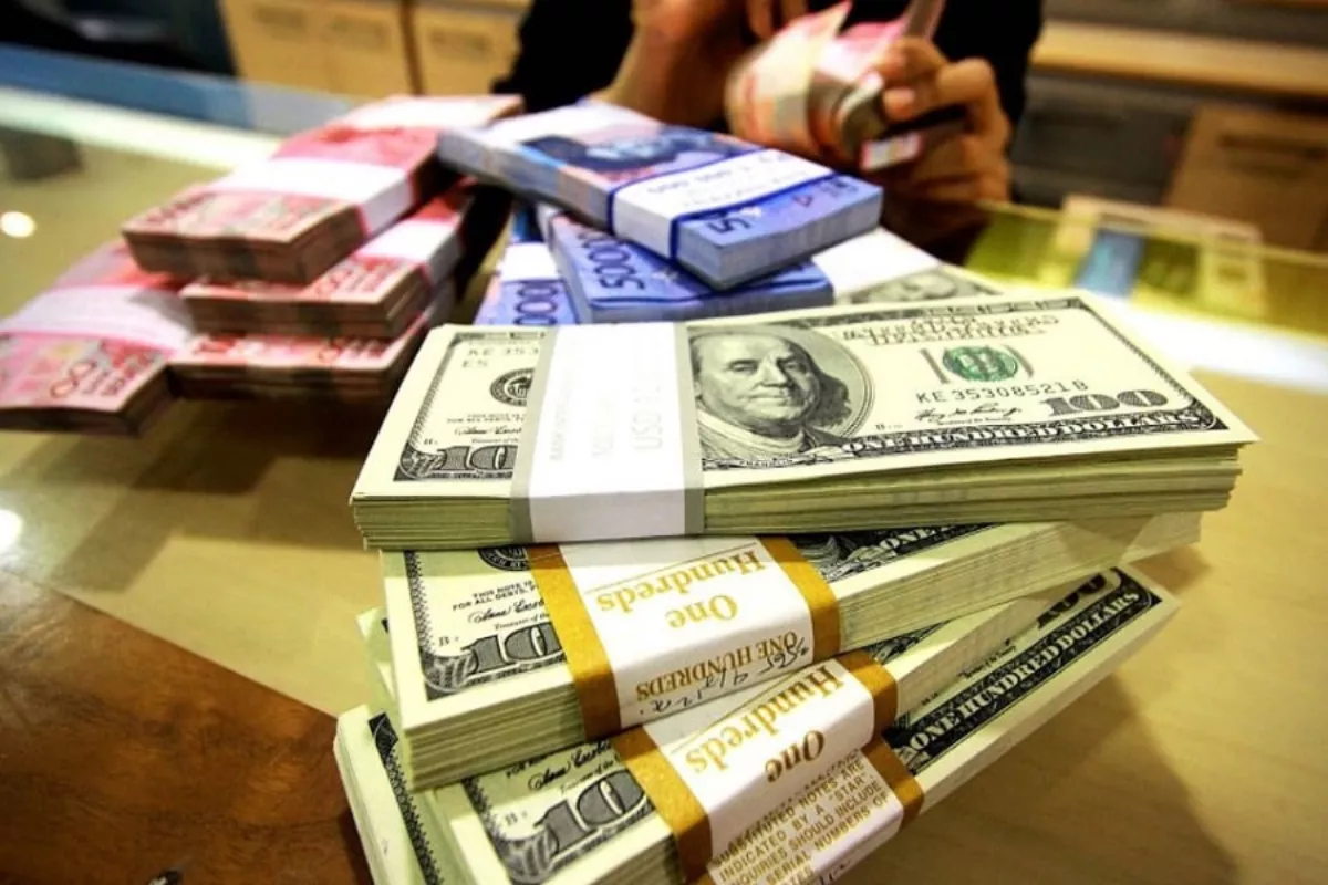 Rupiah Diproyeksi Bergerak Fluktuatif Hari Ini, Intip Sentimennya