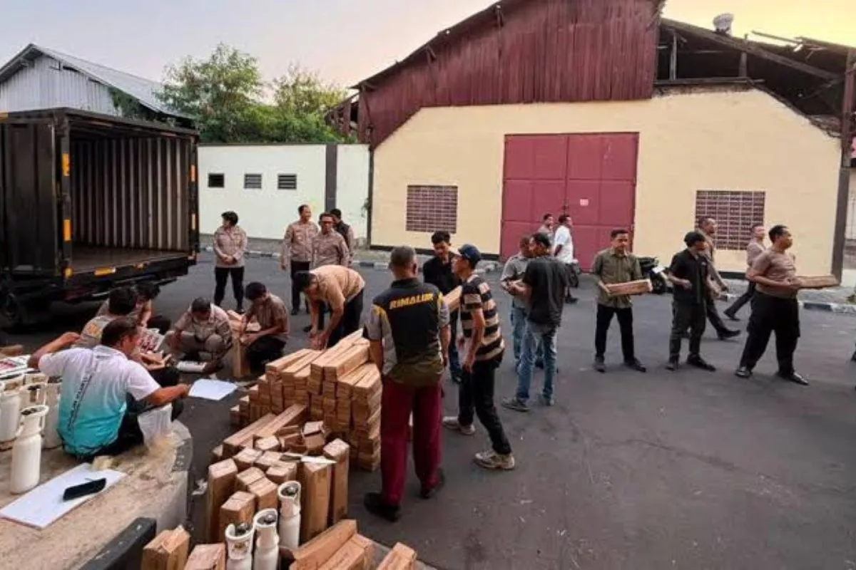 Dukung Penanganan Karhutla, Polri Kirim Bantuan Logistik dan Oksigen