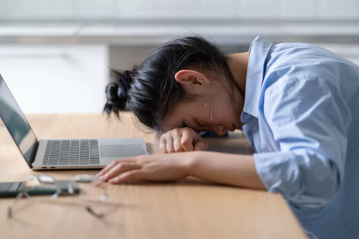 Beda Stres Kerja vs Burnout Tanda Gejala Cara Membedakannya